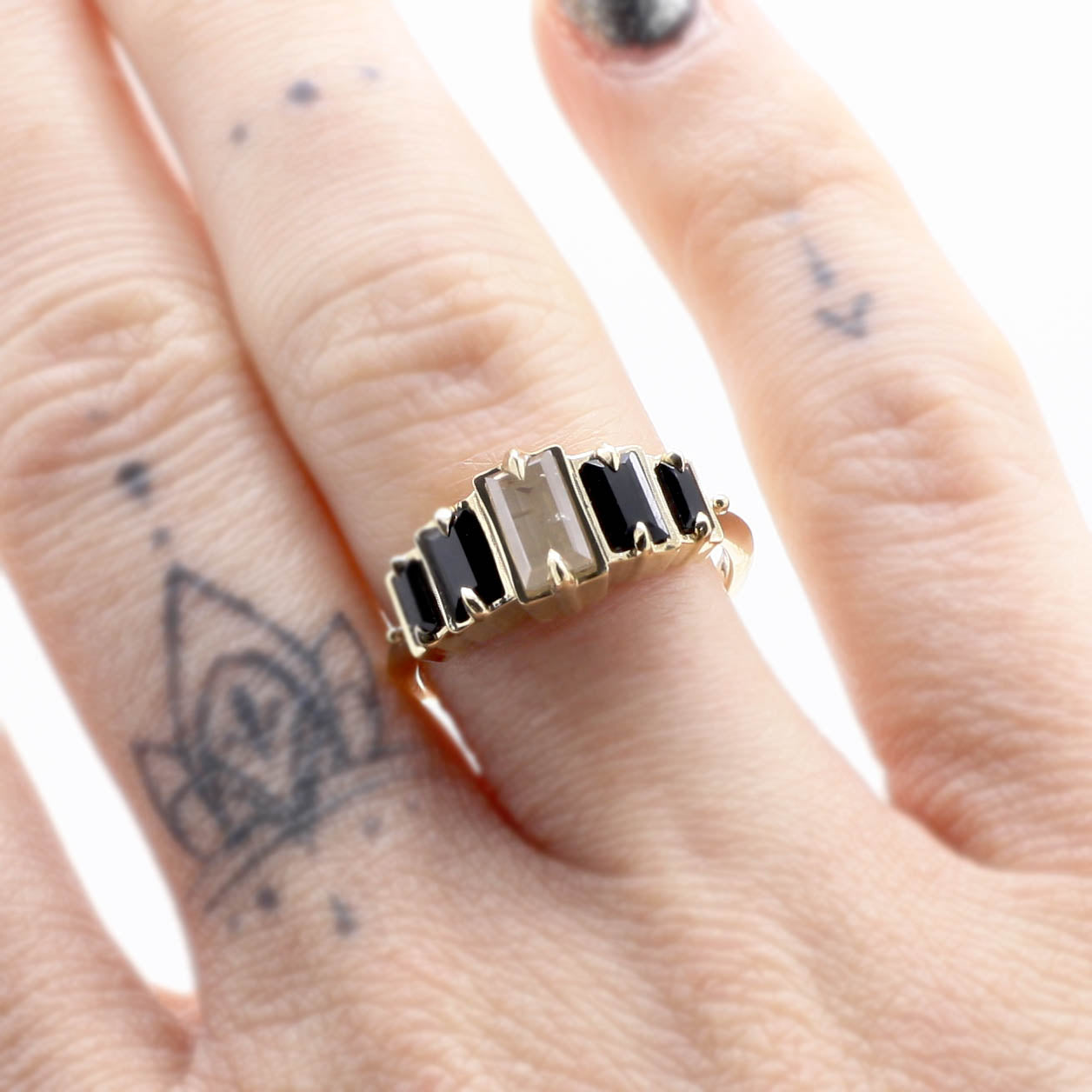 Nox Deco Step Ring