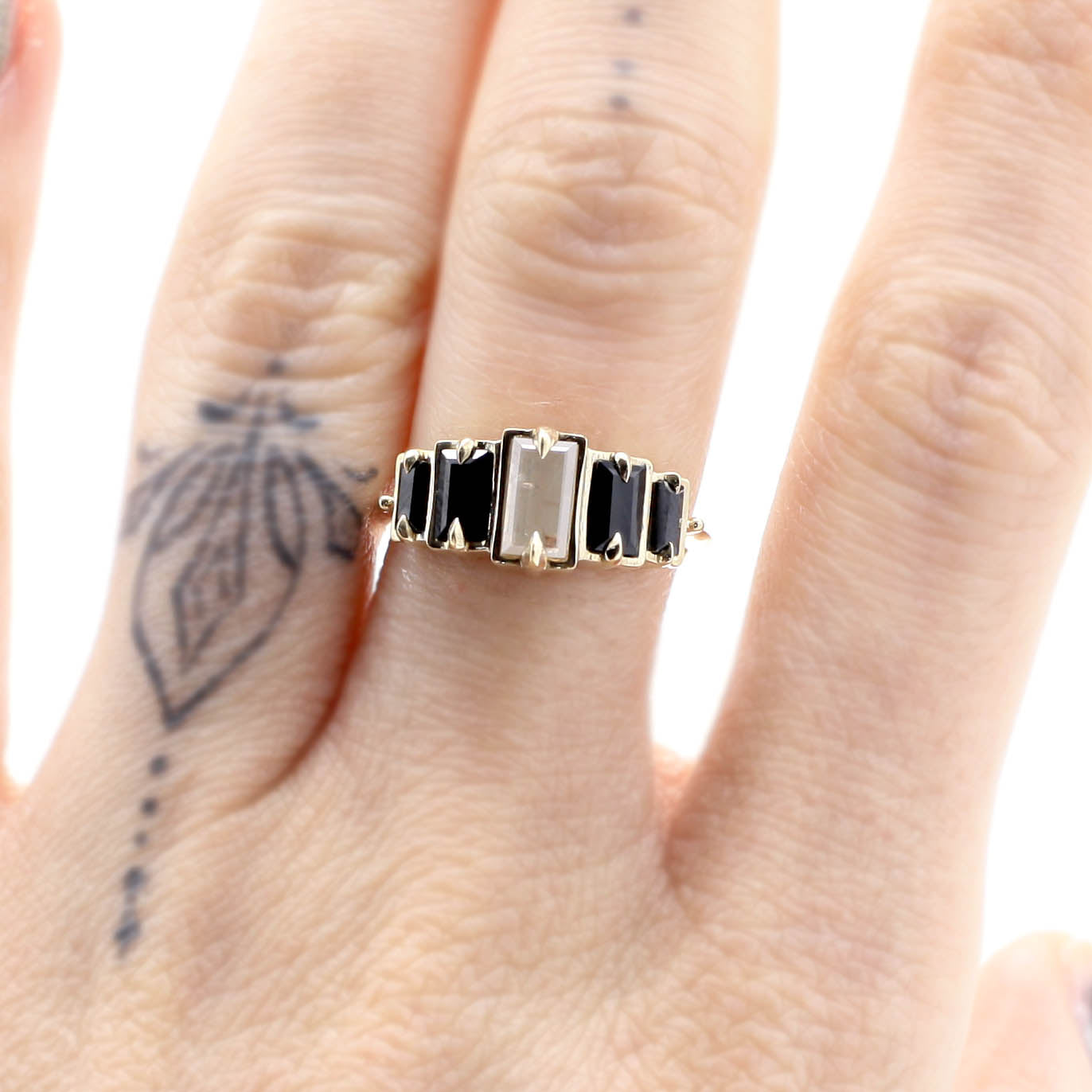 Nox Deco Step Ring